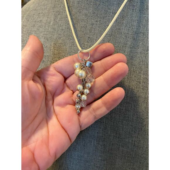 Upcycled faux pearl cluster necklace - Picture 4 of 4